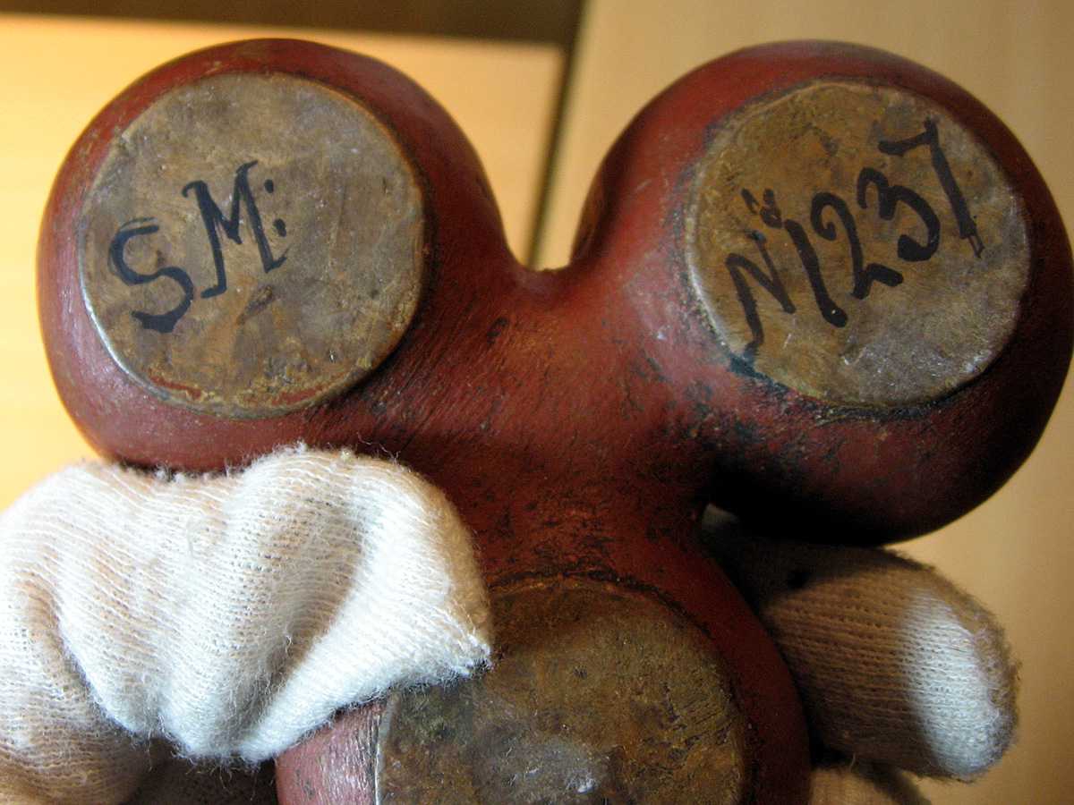 Tre mindre beger - laget av ett trestykke. Munkepanneform. Hull mellom begrene. Rødbrun maling på utsiden, rosemaling oppi begrene.