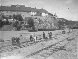Jernbaneanlegget - skinnene legges på stasjonsområdet, Andøl