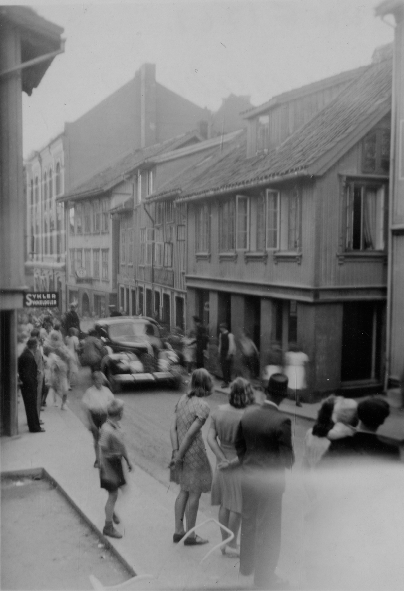 "Prinsessebilen" kjører opp Kirkegaten i Kragerø i 1946