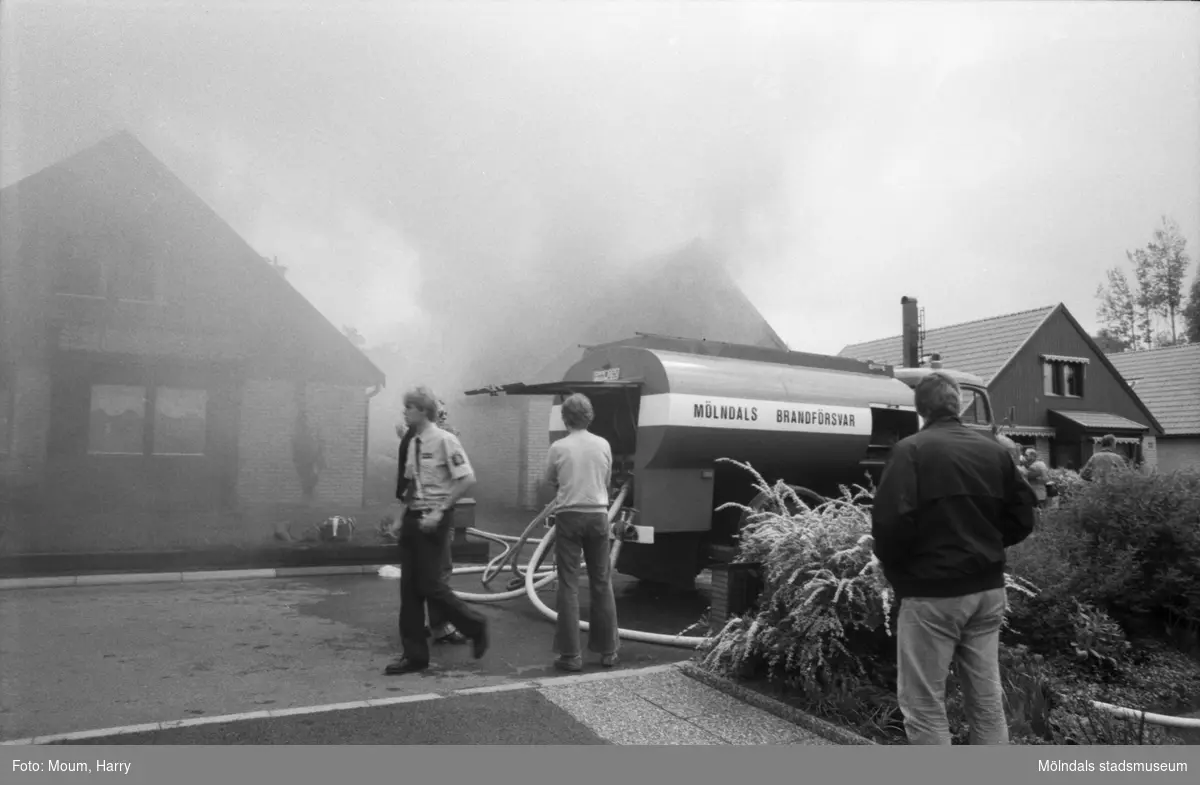 Eldsvåda på Diamantvägen i Lindome, år 1984.

För mer information om bilden se under tilläggsinformation.