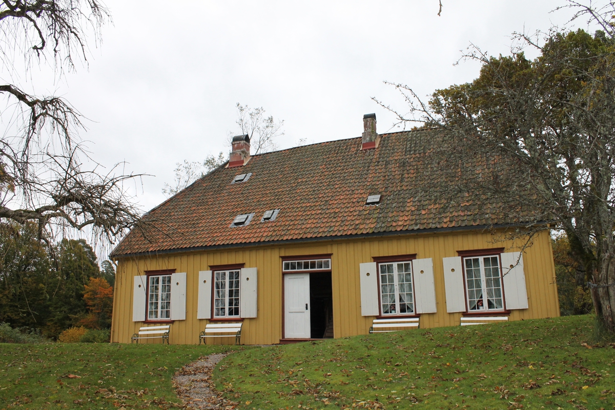 Høst på Berg-Kragerø Museum. 13.10.2012 .Viser hovedhuset på lystgården fra forskjellige sider, bøkalleén og forpakterboligen.