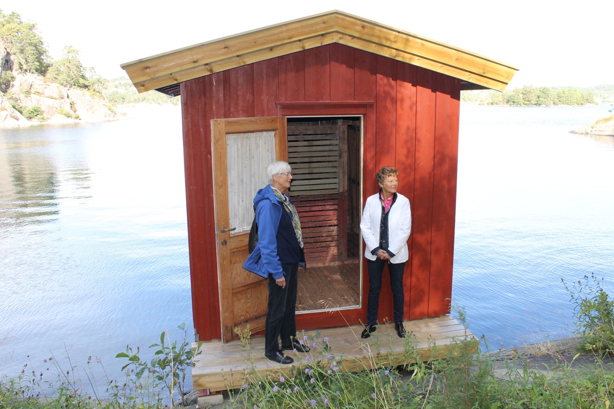 Lisa Langaard og Benedicte Berg, givere, foran badehuset fra Darefjeld, Skåtøy. 08.09.2012