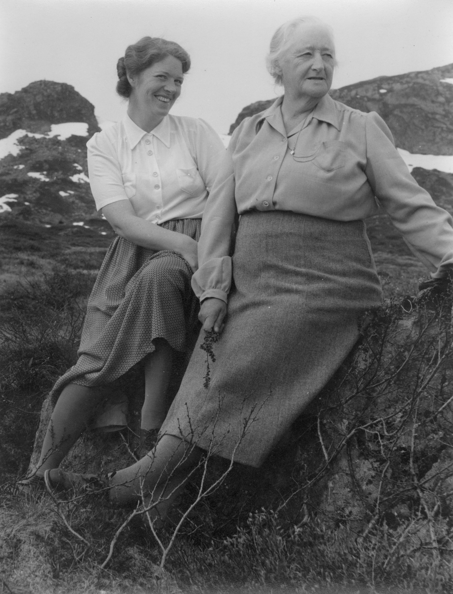 Portrett av to damer på fjellet