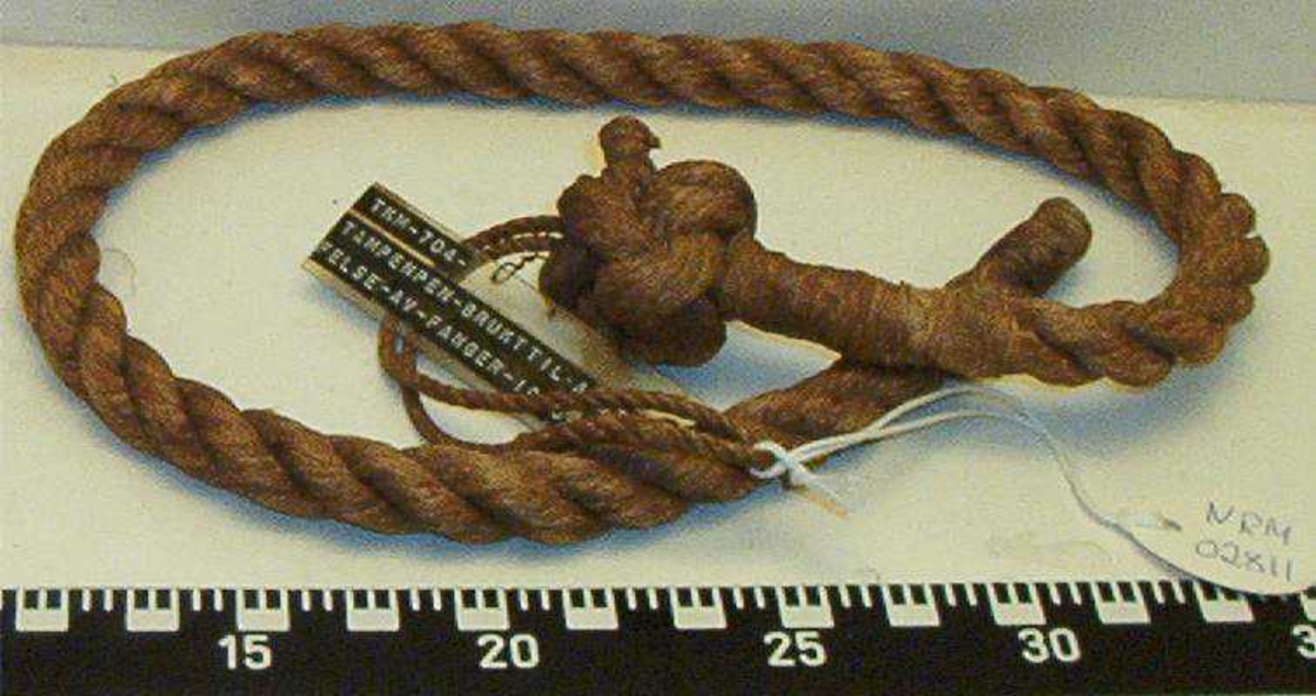 Tautamp med en knute og en håndleddshempe i den ene enden.