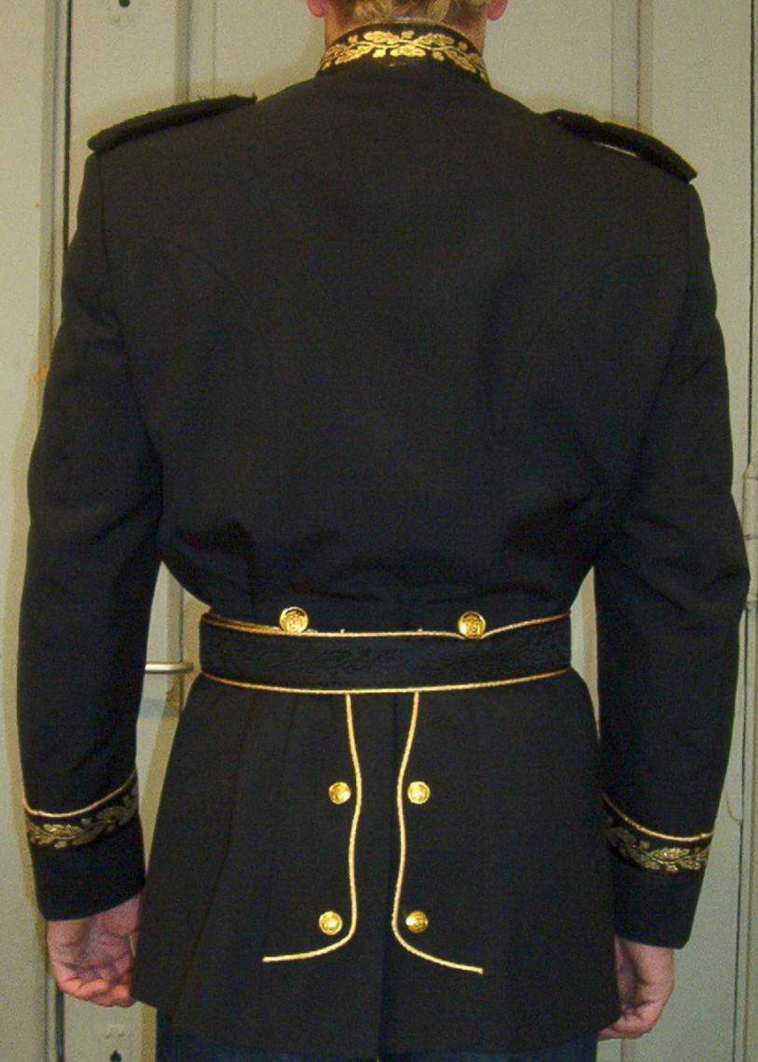 Uniformen består av jakke, bukse og belte.