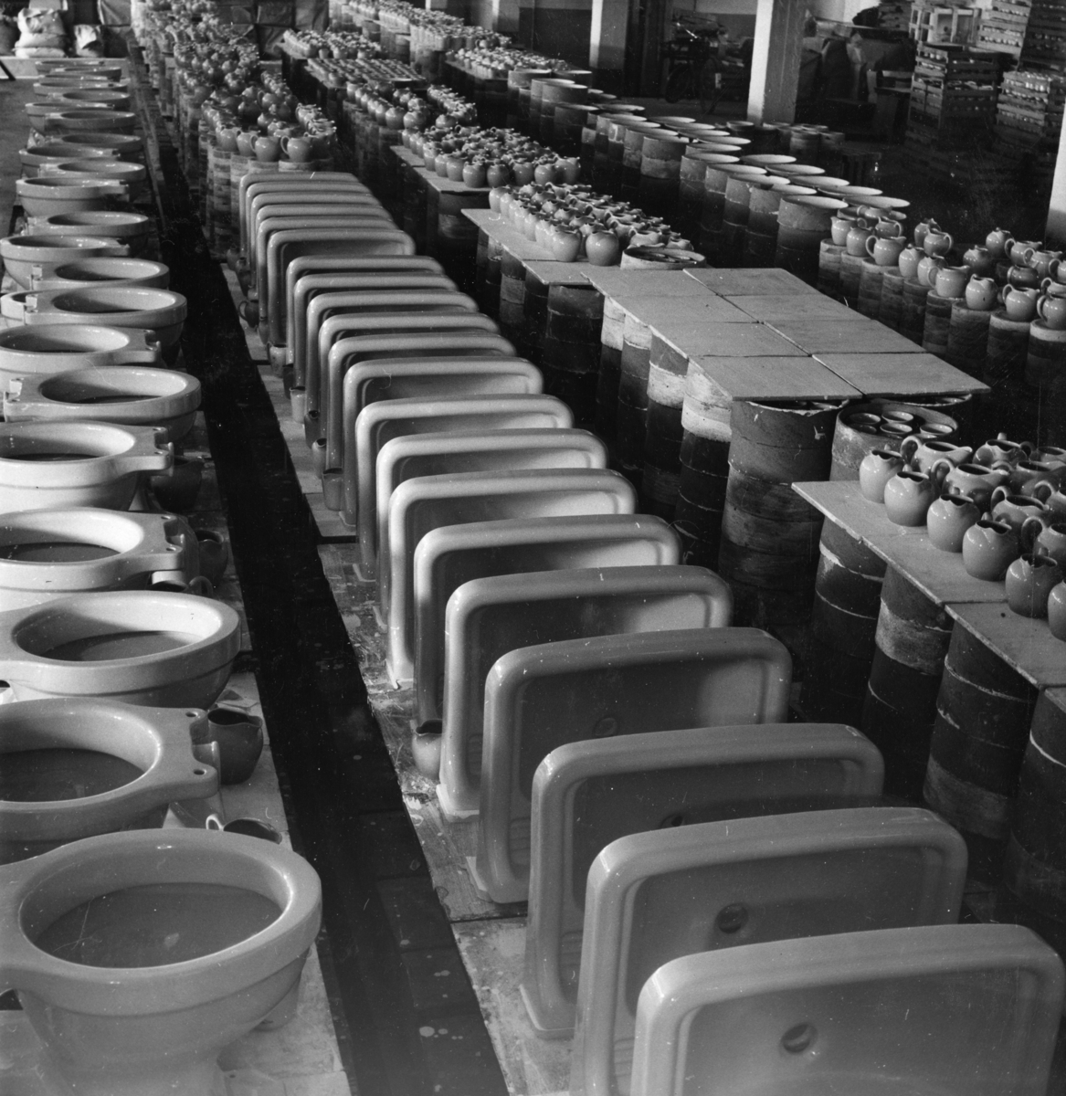 Serie fotografier fra bygging av sanitærporselensfabrikken med produksjon av sanitærporselen
