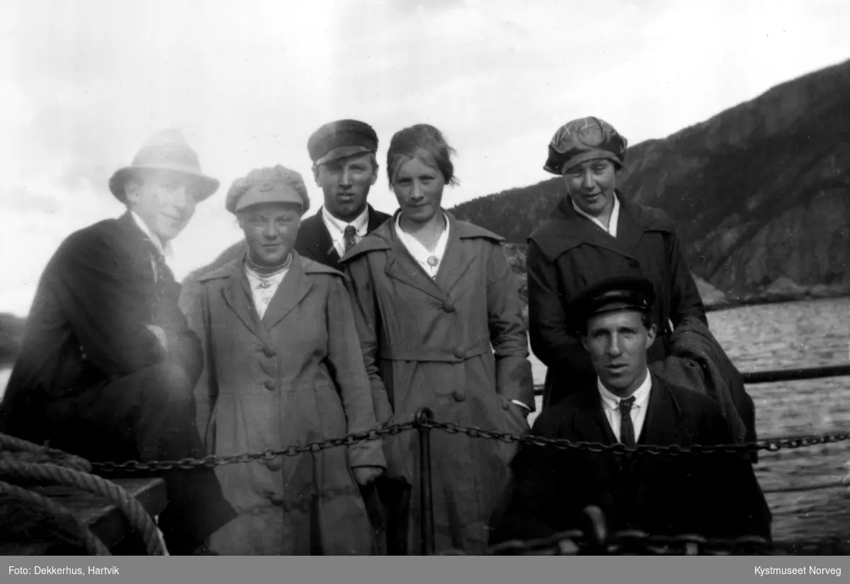 Sittende Hartvik Dekkerhus, stående bak fra høyre: Jenny Dekkerhus, Ågot Garstad, ukjent, Gustav Waagø, Ukjent og Kristian Fornes ombord i lokalbåten