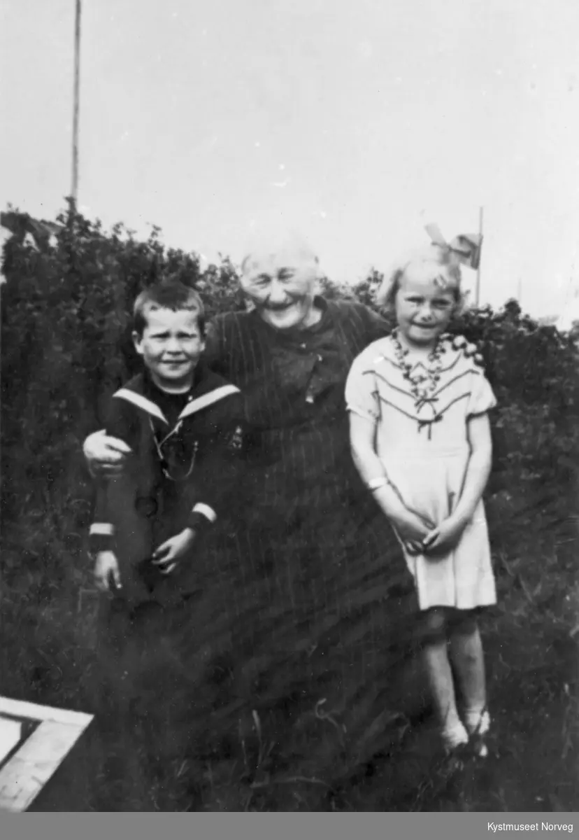 Bestemor Helene Haugland med barnebarna Terje Haugland og Grethe Raaen