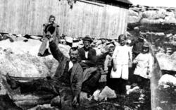 Foran fra venstre: Henny Kristiansdatter Nystad, Alfred Olau