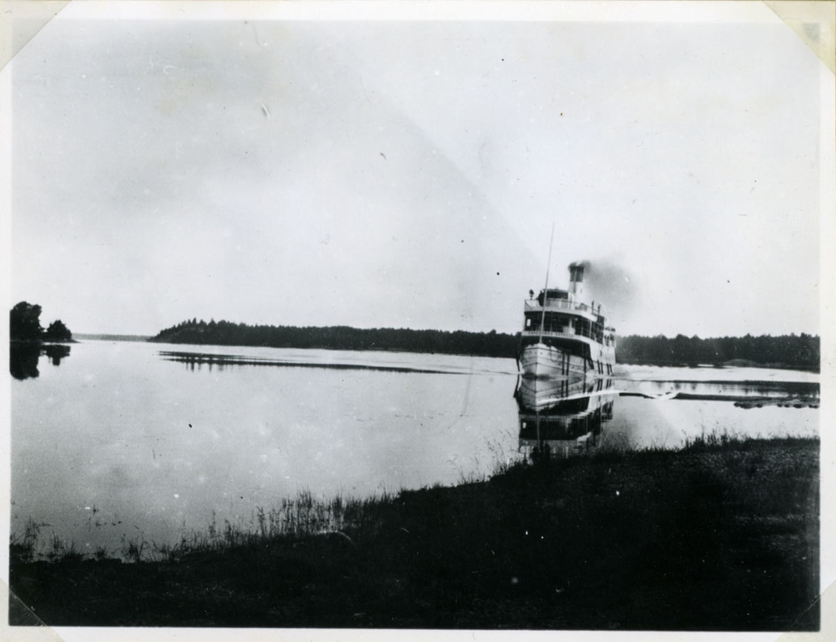 Fotodatum: juli 1913. Fartyget på ingående till Djurö norra brygga. Bilden gåva av Gunnar Hellström till C. G. Jackson.