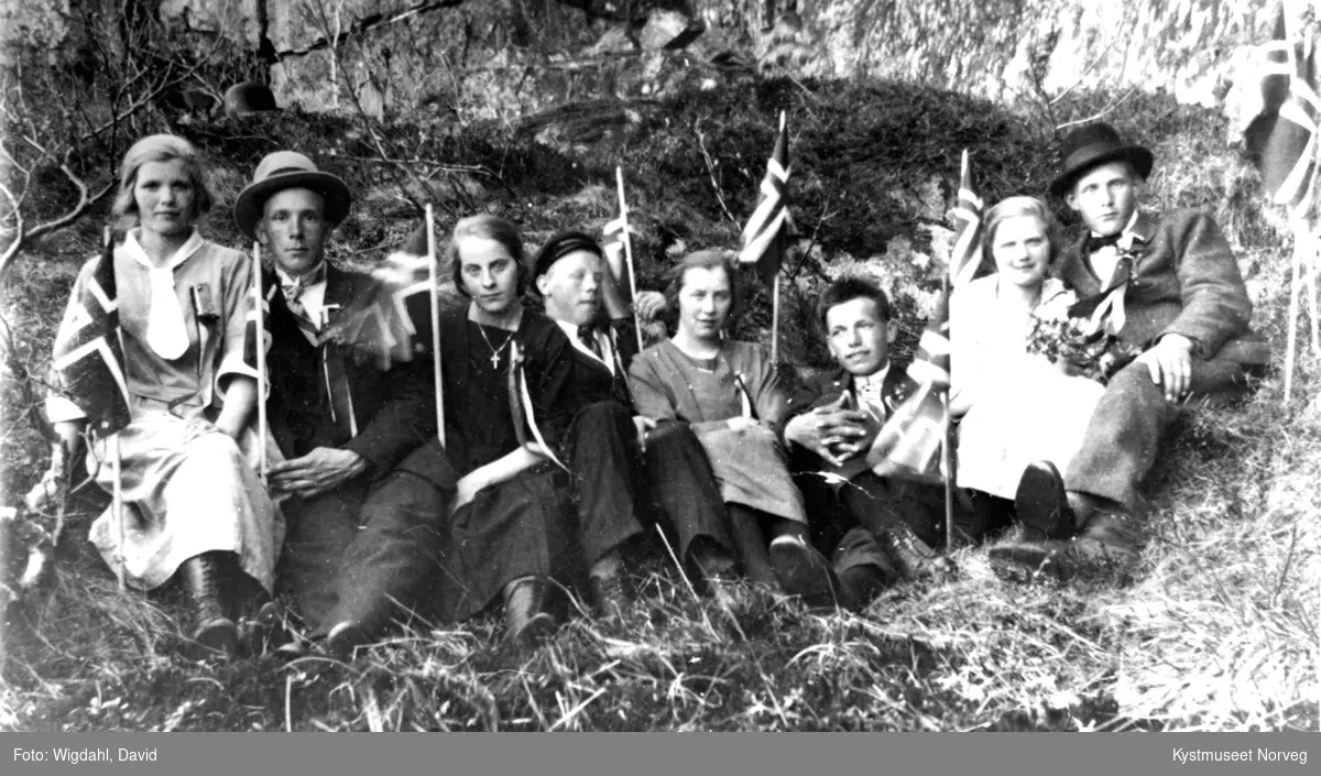 Fra venstre: Magnhild Valø Strand, Lorents Holum, Solveig Valø Kjønsøy, Einar Storsul, Rakel Lillesul Krokstad, Olav Valø, Ebba Valø Wigdahl og John Holum. 17. mai-pyntede ungdommer fra Valøya
