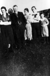 Erik Olsen sammen med noen av hans døtre - og Lovise Henrikø