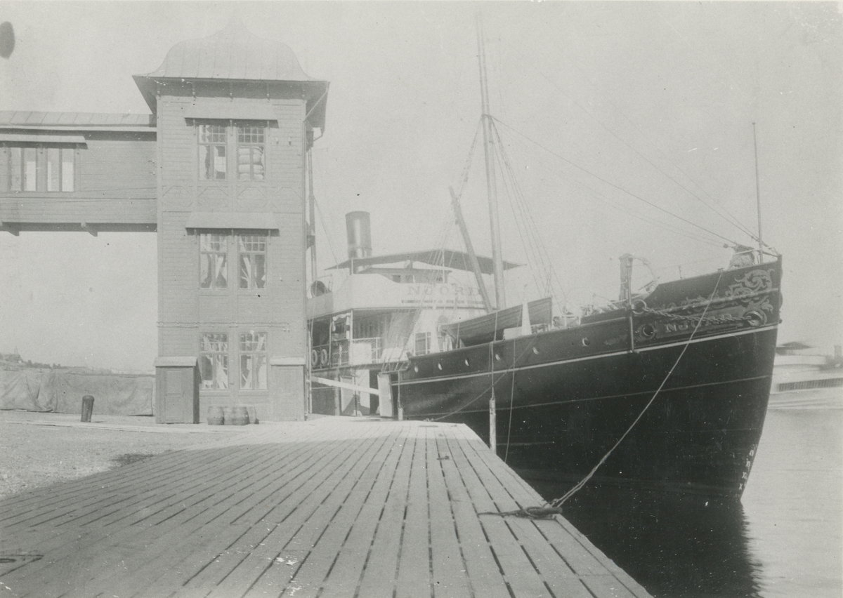 Foto i svartvitt visande passagerarångfartyget Njord av Luleå, vid kvarnenTre Kronor, Stockholm.
Foto Från omkring 1900-talet