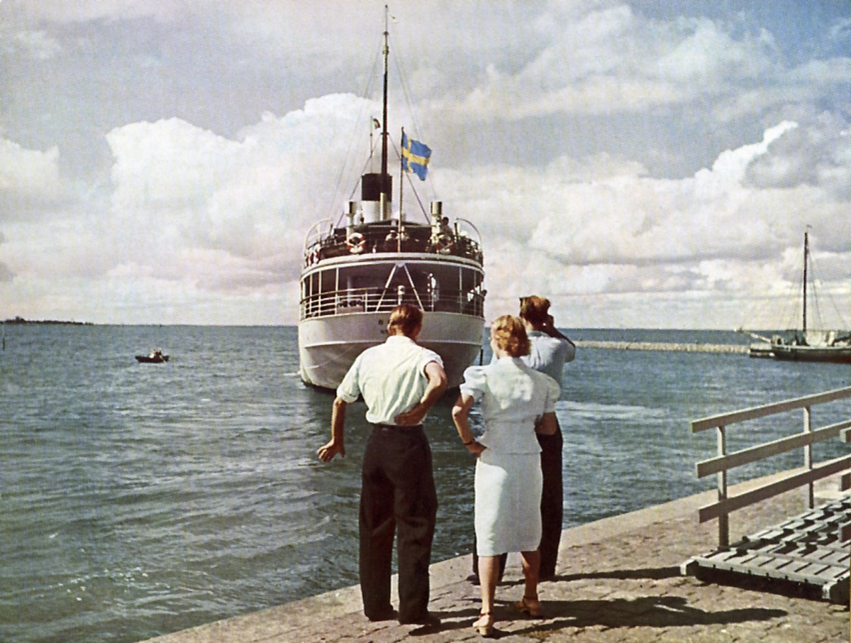 "S/S ÖRNEN, den speciella Ölands-båten, styr ut från hamn. Bilden fr. 1943."
