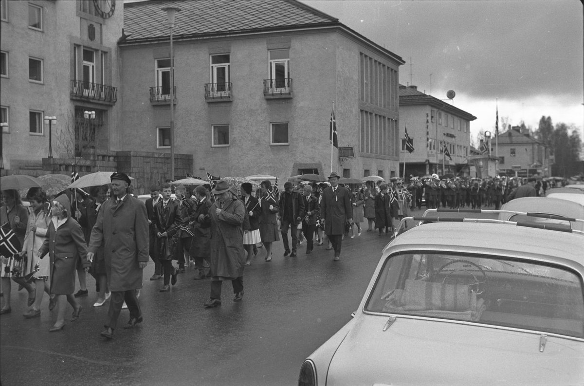 17. mai. Elverum. 
 1965. 
 Folketog, Storgata. 