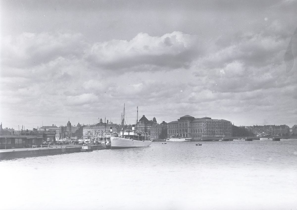 En del av Skeppsbron och Norrström, år 1928.