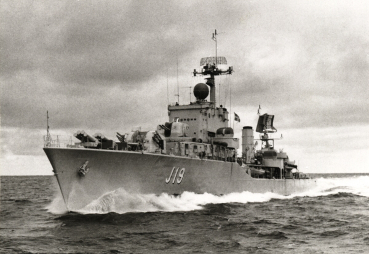Jagaren SMÅLAND (J 19) till sjöss år 1968.