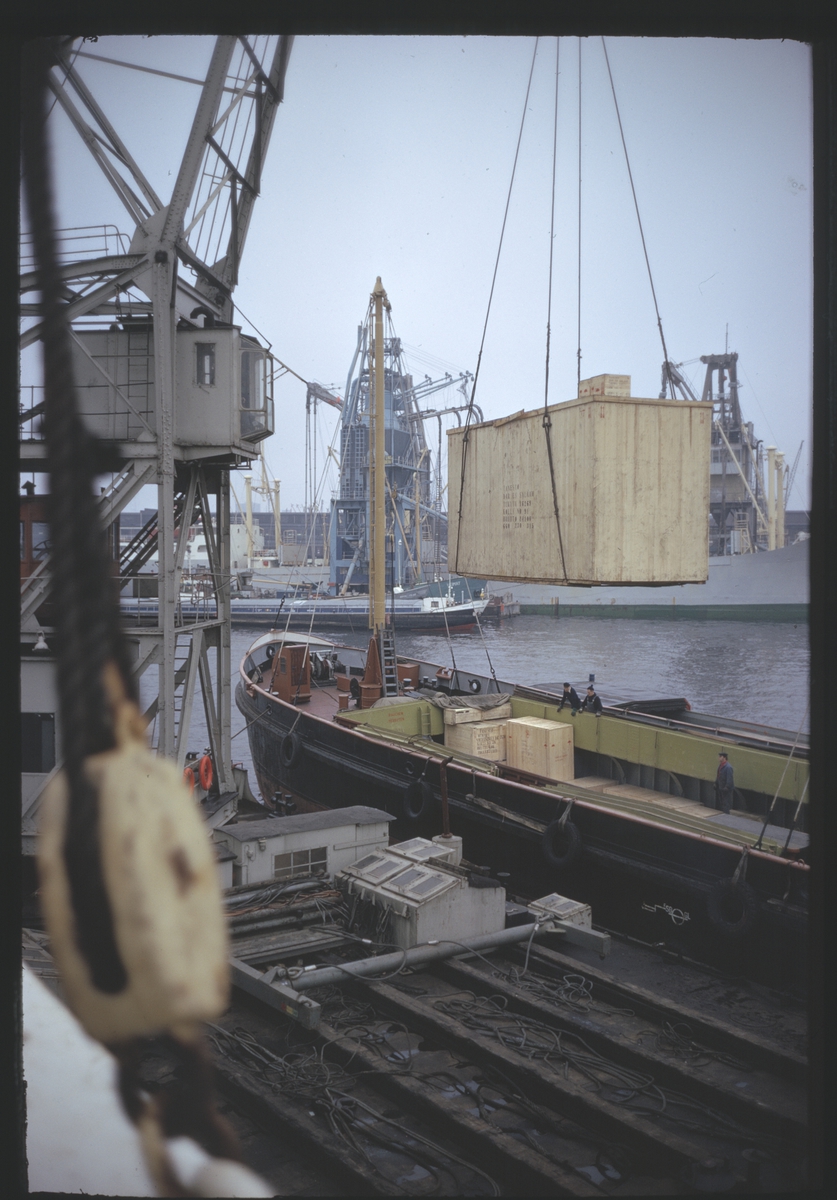 Lastning i Bremerhaven ombord på VISHAMN, med vilket Markefelt 1974 företog resa till Zanzibar.