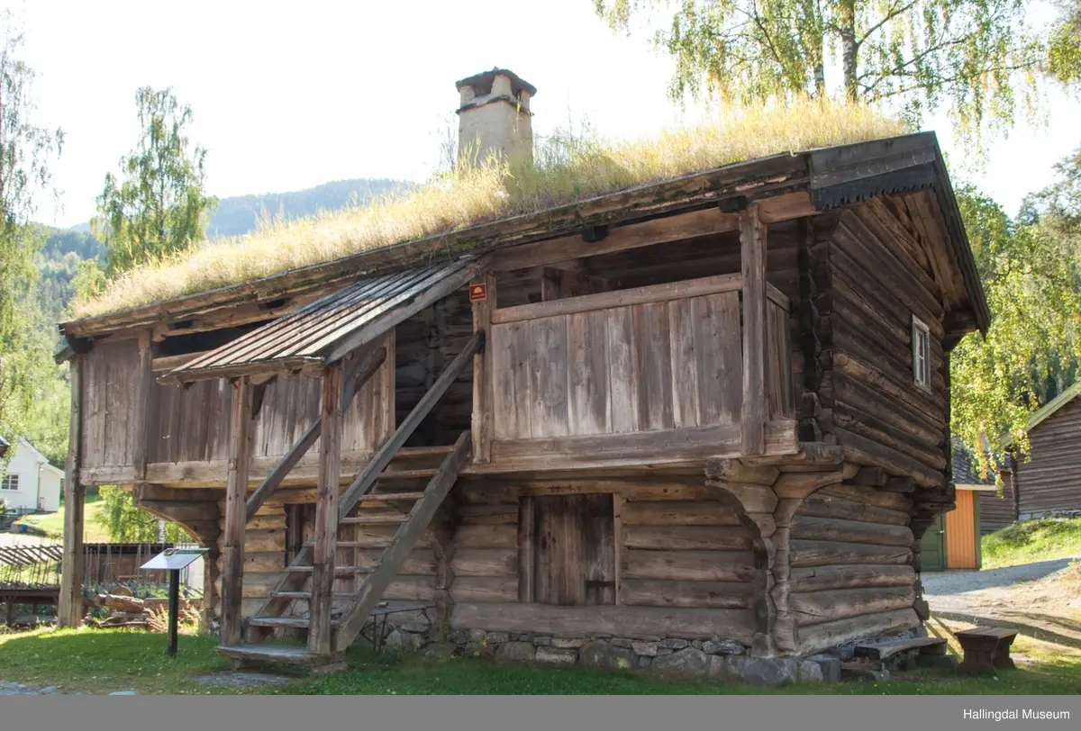 Trøymstugu, Hemsedal
Bygd ca. 1650
Prestestue med forrådsrom
Malte interiører

Built about 1650
Living quarters for the minister
Storeroom for food
Painted interior

Errichtet um 1650
Wohnhaus des Pfarrers
Speicher
Bemaltes Interieur