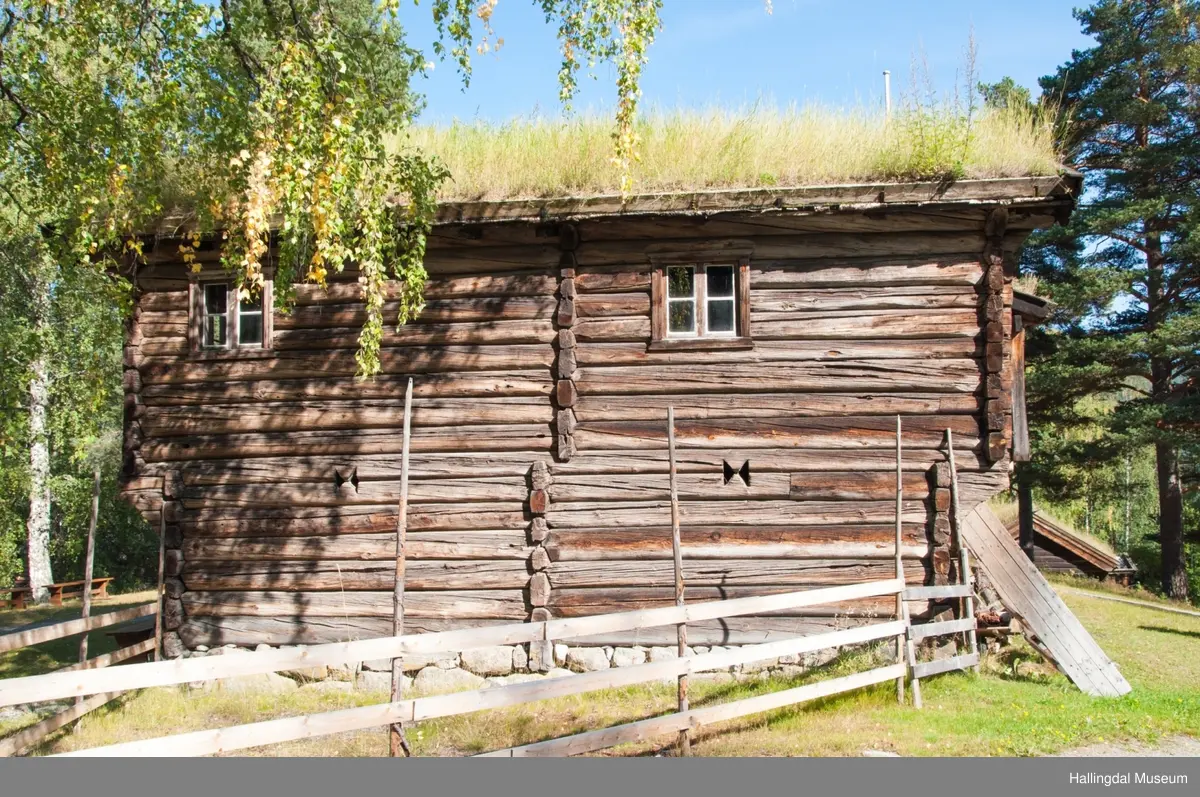 Trøymstugu, Hemsedal
Bygd ca. 1650
Prestestue med forrådsrom
Malte interiører

Built about 1650
Living quarters for the minister
Storeroom for food
Painted interior

Errichtet um 1650
Wohnhaus des Pfarrers
Speicher
Bemaltes Interieur