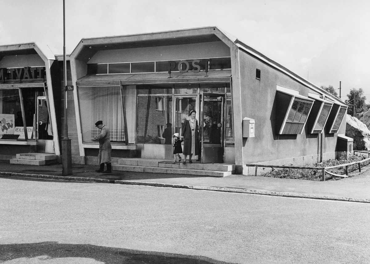 POSTEXPEDITIONEN GÖTEBORG 46, Doktor Bex gatan 4 G, Guldheden, Göteborg, den 29 juli 1954. Exteriör av postexpeditionen, med entrén.