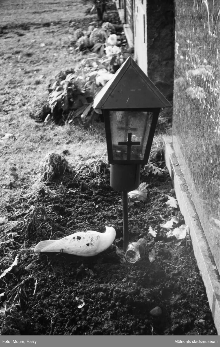 Skadegörelse på Kållereds kyrkogård, år 1983. "Kyrkogården i Kållered har tyvärr blivit vandaliserad."

För mer information om bilden se under tilläggsinformation.