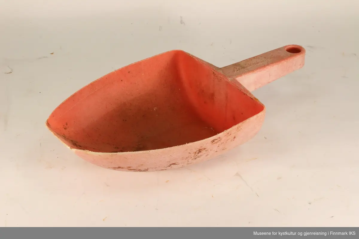 To øsekar, et gult og et rødt, laget av ulike typer plast. 

Det røde øsekaret er laget av bakelitt som er en type fenolplast, eller herdeplast basert på fenolharpikser. Det er formet som et tradisjonelt øsekar med avrundet spiss framme, med dyp bunn og et håndtakk i enden. På håndtaket er varemerke til produsenten "Bakelittfabrikken" gravert i løkkeskrift. Det er et hull i enden på håndtaket, slik at man kan henge øsekaret opp. 

Det gule øsekaret er laget av lavtrykkspolytylen, det er en kjemisk forbindelse som brukes til å produsere polyeten som er den mest brukte plasttypen. Øsekaret er formet som et tradisjonelt øsekar med avrundet spiss, dyp bunn og håndtak i enden. I enden av håndtaket er det gravert varemerke til produsenten "SVEINCO" og "MADE IN NORWAY".