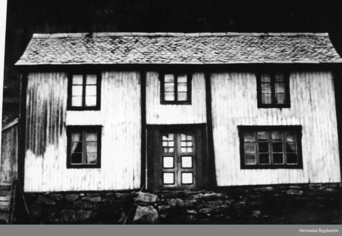 Gamal bygning, seld og sett opp som hytte i Heimskar i år 2000. Huset vat sett opp i 1944 på Nygard,65.9. Biletet vart teke før flyttinga i 2000.