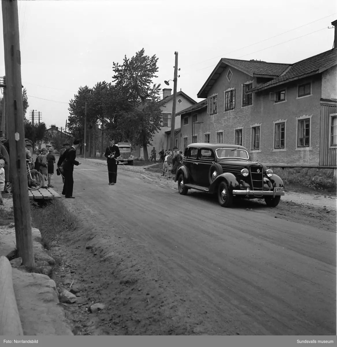 Folksamling då polisen utreder en trafikolycka på Kubikenborg 1950.
