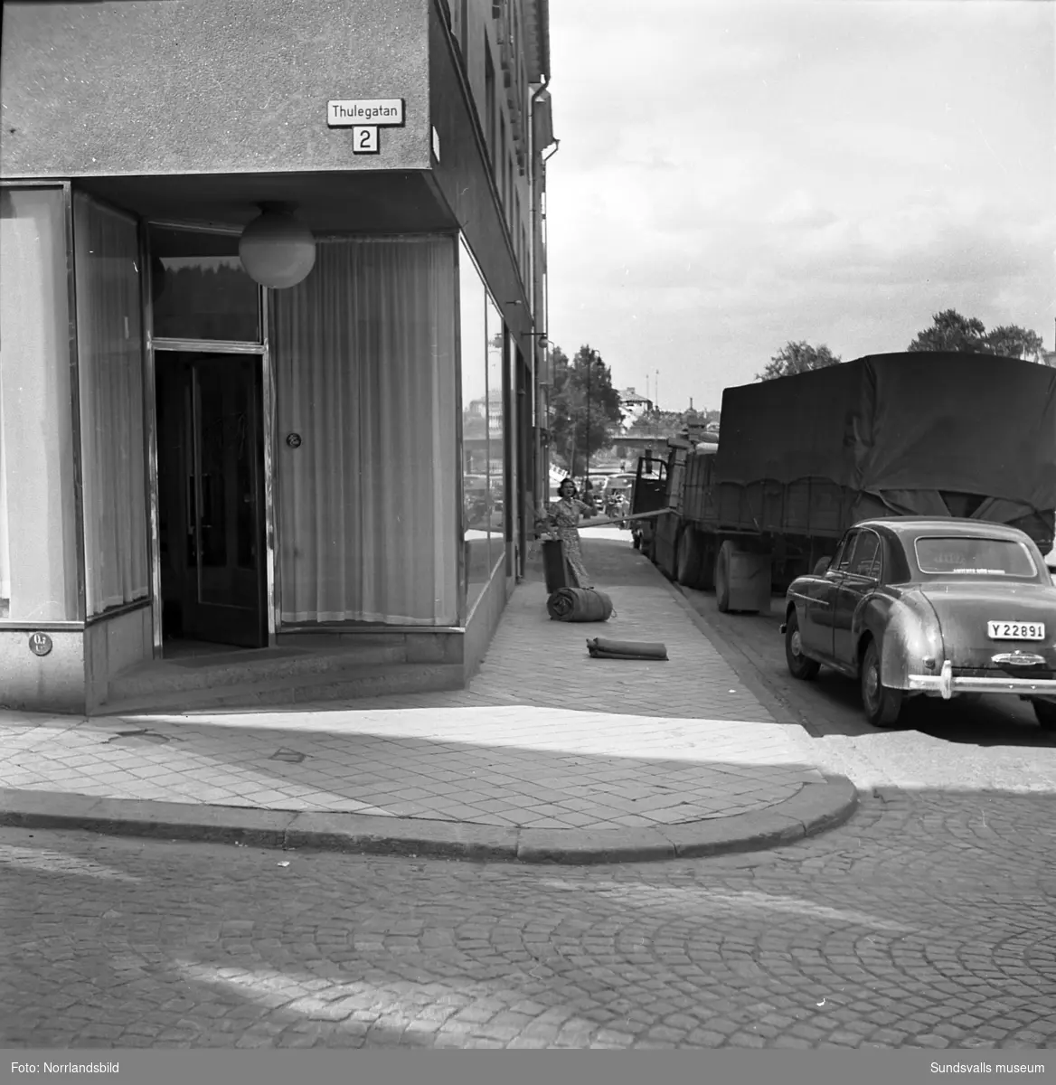 Parkeringskaos på Sjögatan/Ågatan vid kvarteret Lyckan, fotograferat från Thulegatan.