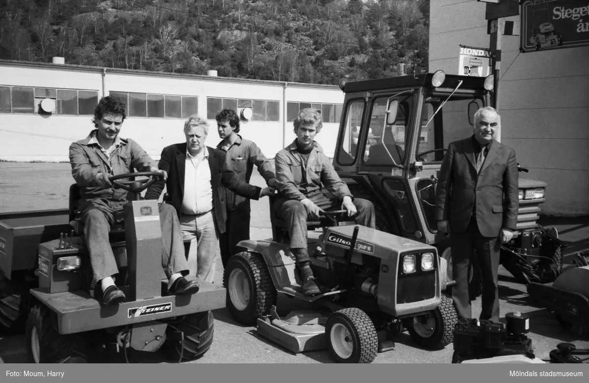 Företaget Agria Trädgårdsmaskiner AB 20-årsjubilerar i Kållered, år 1983.

För mer information om bilden se under tilläggsinformation.