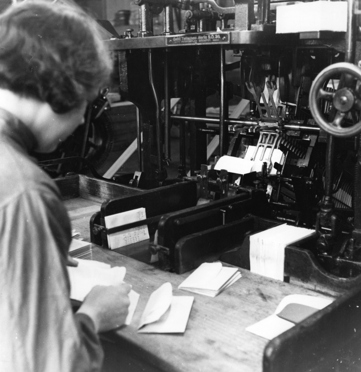 En kvinna arbetar vid kuverttillverkningen på Papyrus fabriker, år 1938.