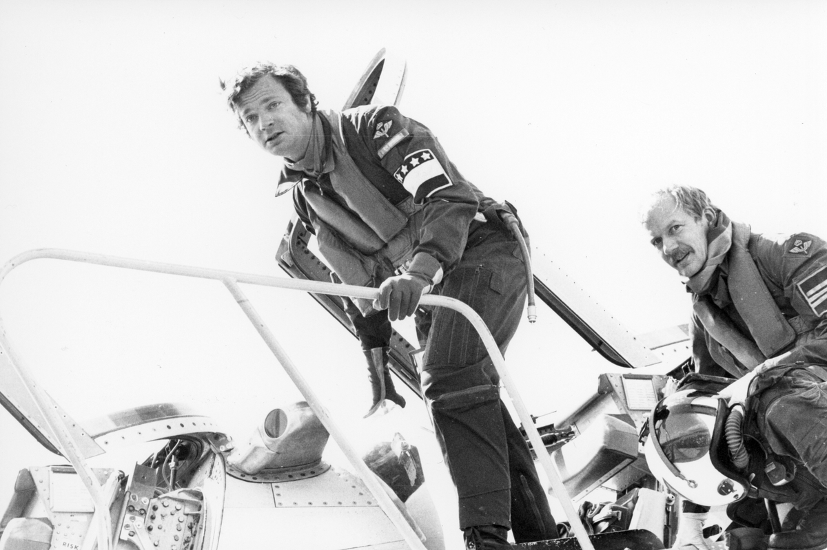 Kung Carl Gustaf XVI och flygpilot stiger in i flygplan SK 37 Viggen på F 7 Såtenäs.