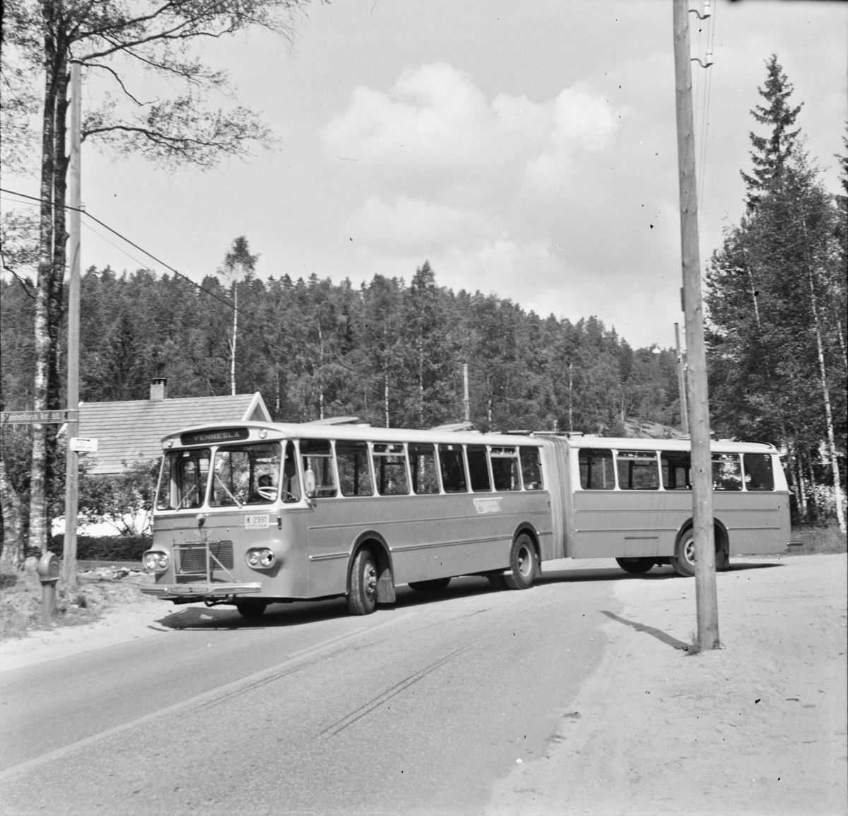 En av Norges første leddbusser, levert til Torridalens Bilruter i Kristiansand, fotografert ved Samkom. Den avbildede bussen har kjennemerke K 2291.