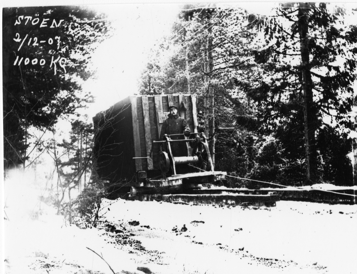 Transformator? Trekkes på tømmerstokker 2 Desember 1907. Støen. Kragerø