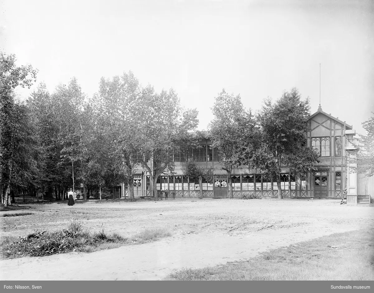 Värdshuset i nöjesparken Rullan. Verksamheten hade sin glansperiod under 1880-talet men lades ned 1894 varpå byggnaderna revs under följande år.