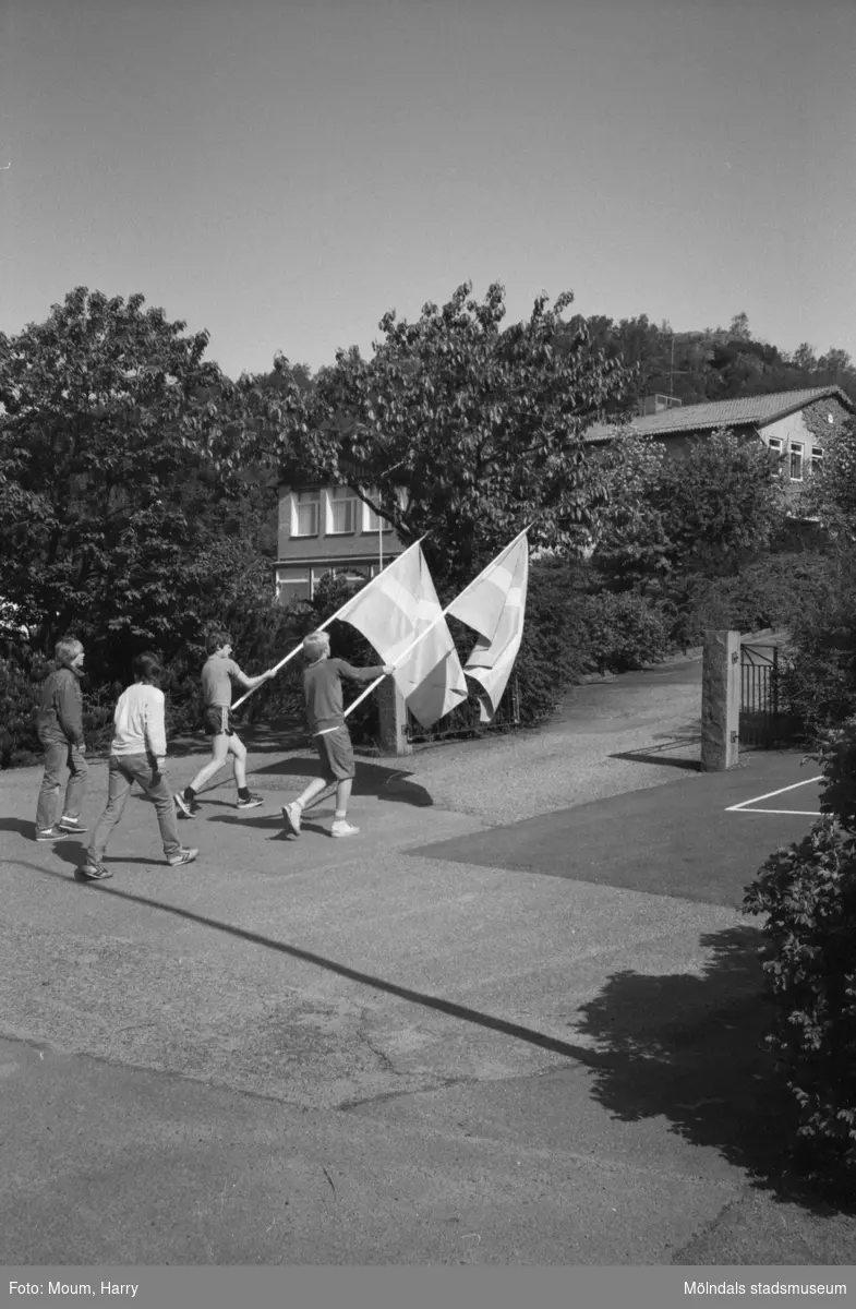 Nationaldagsfirande i Kållered, år 1983. Festtåg vid Brattåsskolans grind.