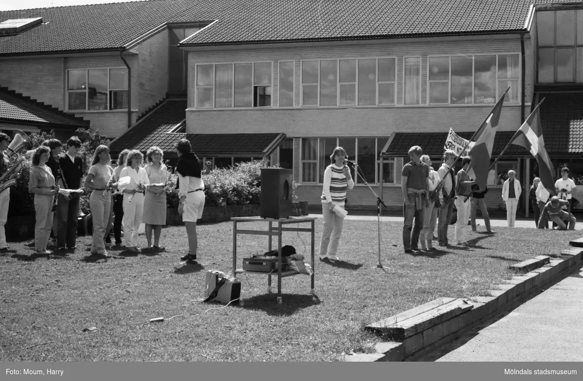 Fässbergsskolans elever firar Sveriges nationaldag i Mölndal, år 1983. Firande på Fässbergsskolans skolgård.

Fotografi taget av Harry Moum, HUM, Mölndals-Posten, vecka 23, år 1983.