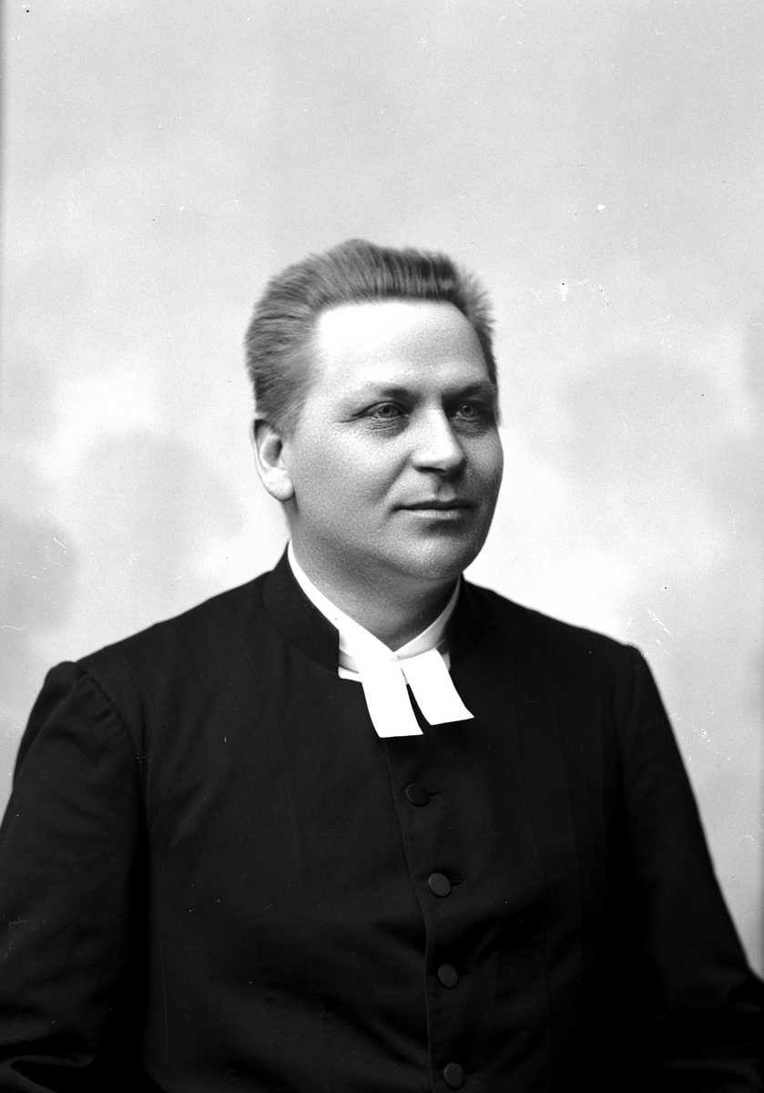 Komminister Lars Axel Gustafsson, 1896. Komminister i Köpings församling. Fotograf: C Billberg.