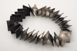 Halssmykke sort/rødt [Halssmykke]