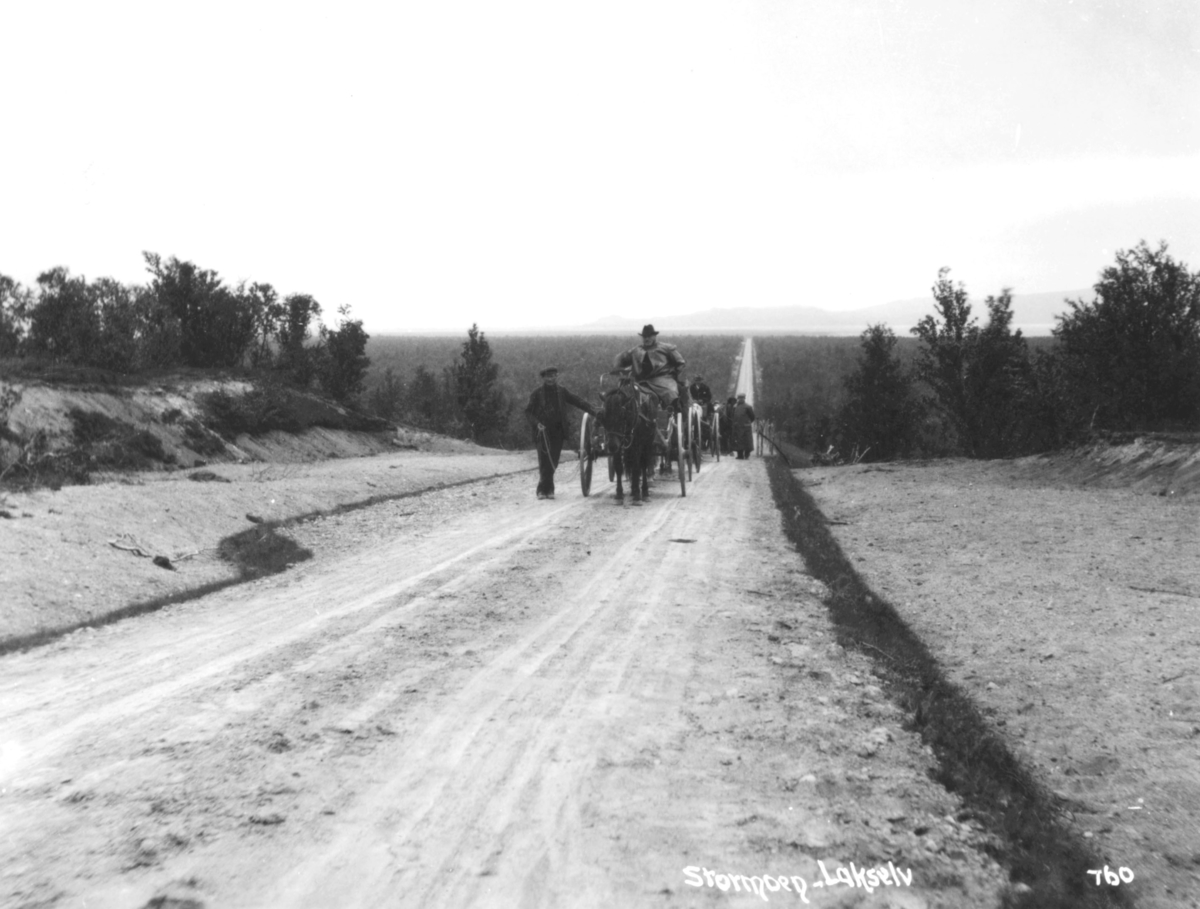 Jernbanekomiteens medlemmer fraktes forbi Stormoen i Porsanger med hester og vogner