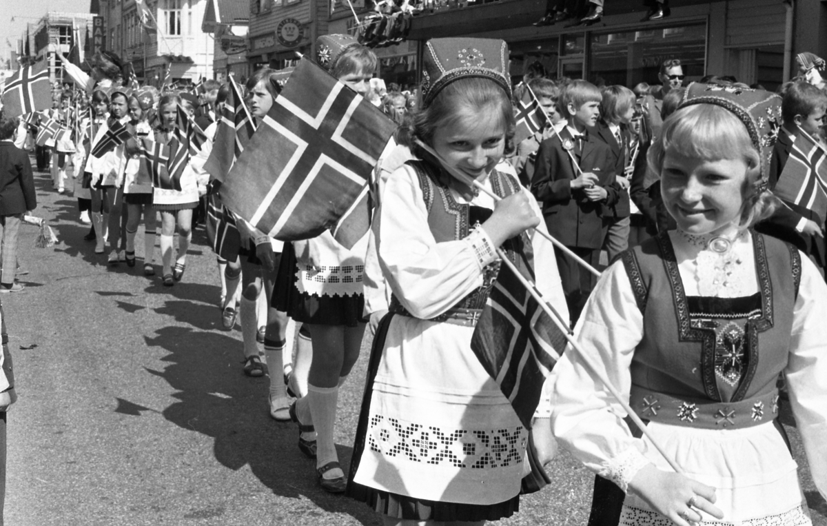17. Mai i Haugesund. Barnetog. Russetog. Taler fra rådhusplassen. Festkledde barn og voksne. Musikk-korps, flagg og moro. Hest på besøk på Bytunet.