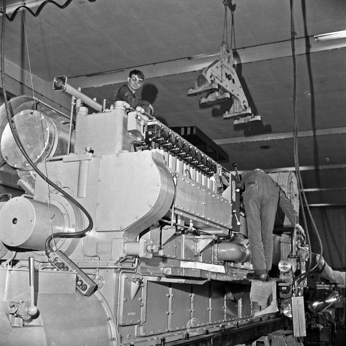 Bømlo. Produksjonslokalene til Wärtsila Norway A/S. Motor- deleproduksjon. Arbeiderne i dyp konsentrasjon.