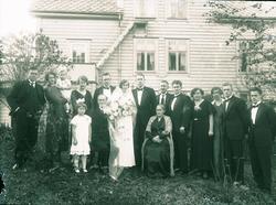 Eksteriør - Brudepar med gjester.