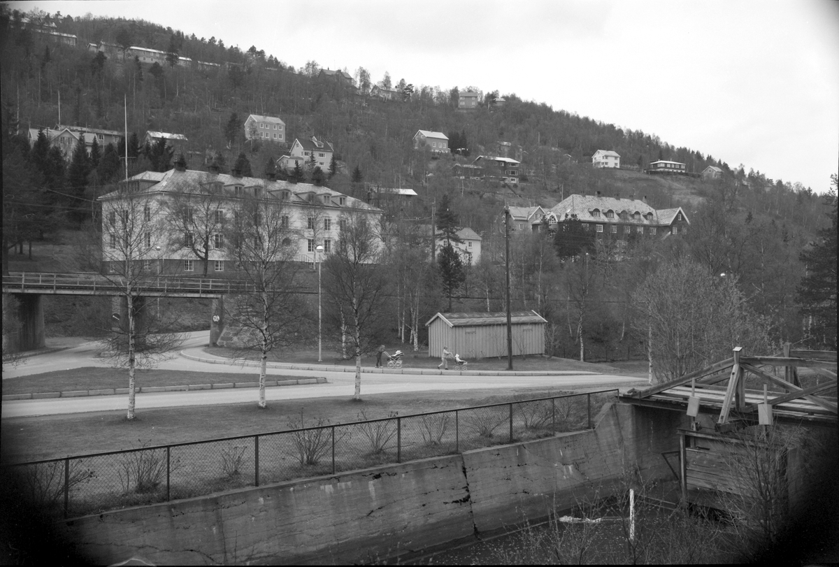 Sentrumsområdet på Løkken Verk med Hovedkontoret, Orkla Hotel og arbeiderstrøket Brakkan øverst.