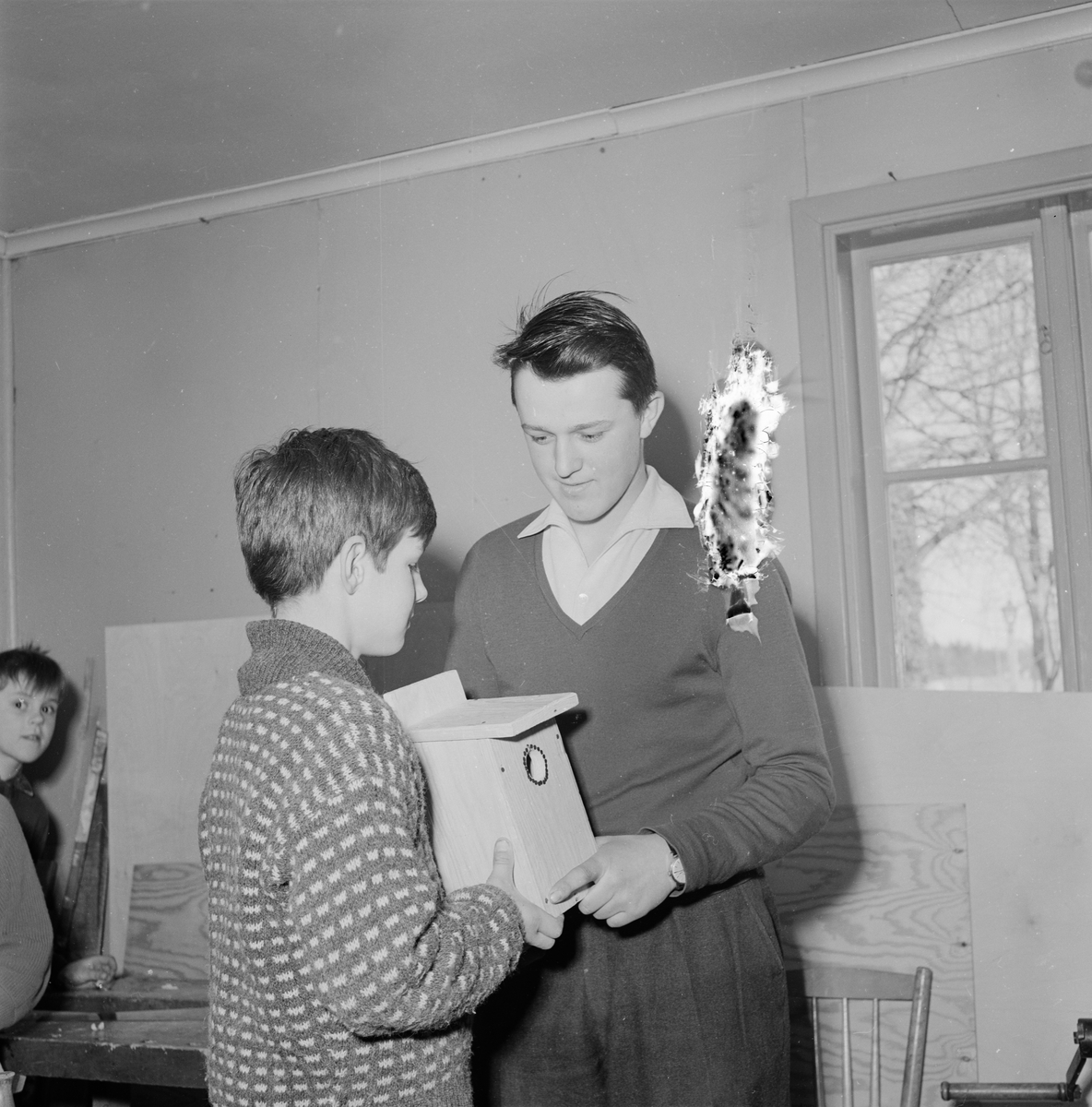 Träslöjdslärare Anders Hellberg med elev, Nysätra socken, Uppland 1961