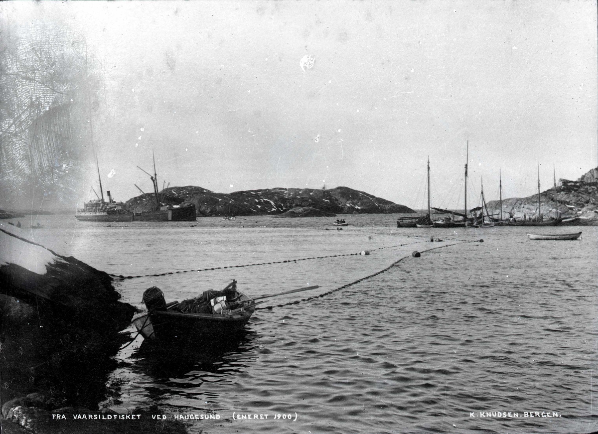 Notsteng fra vårsildfiske. I bakgrunnen et dampskip. Bildets tekst: Fra vaarsildfisket ved Haugesund.