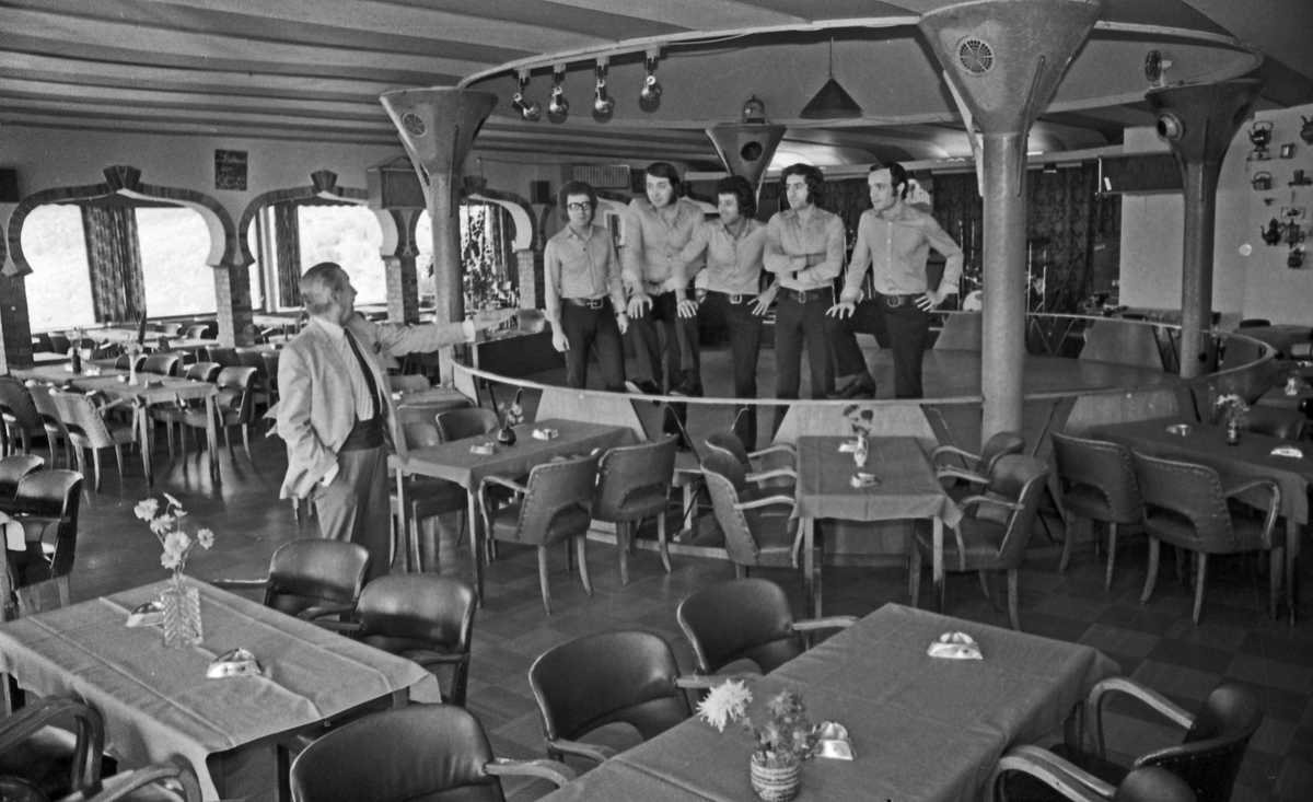 Carl Romsøe og Bellevue Restaurant. Interiørfoto med personal og orkester.