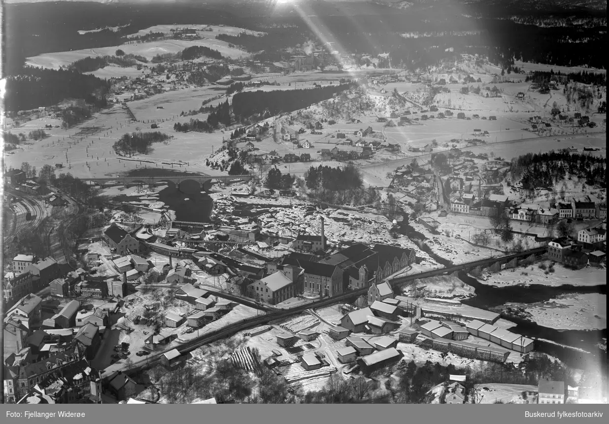 Nordsiden i vinterdrakt
Hele øyaområdet og Hønefoss bru, Hammerbrogata, N. Torg, Follum
1935