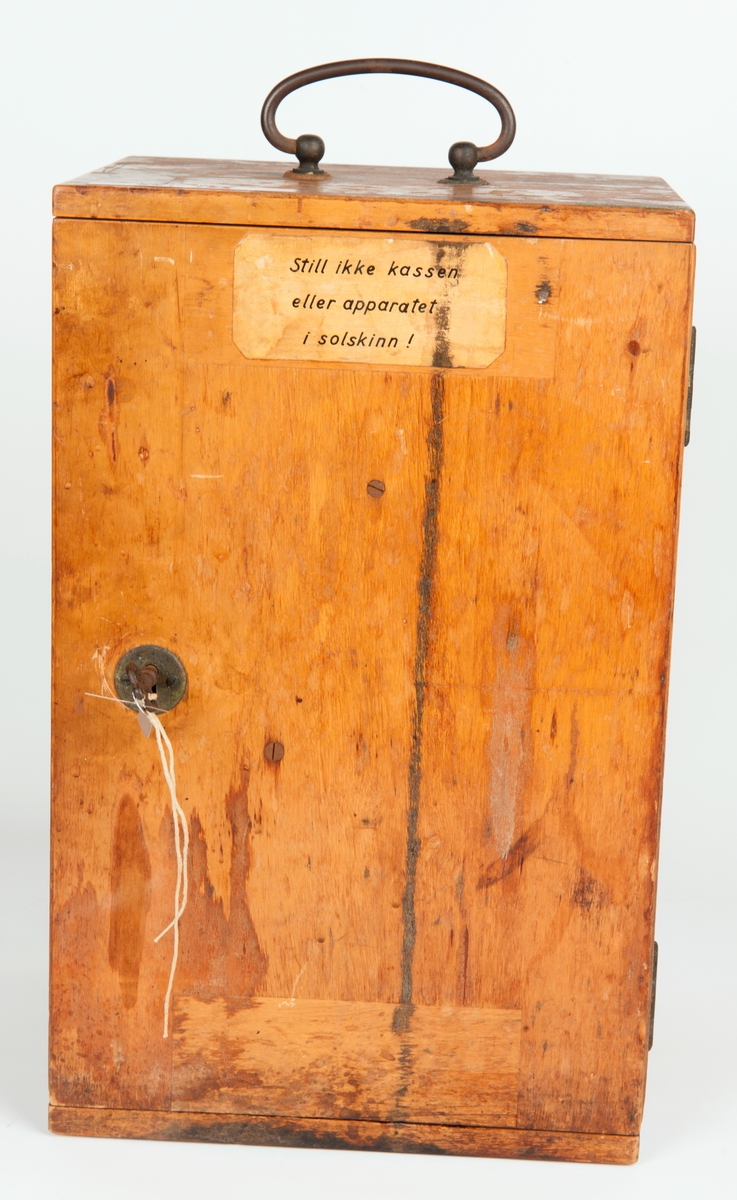 Refraktometer i original kasse (skrin) av tre / løvved.
Refraktometeret er  av forskjellige metaller med kikkertsikte for øyet og måleinstrumenter til å stille inn.

Ifølge kartotekkortet:
mrk: "Carl Zeiss / Jena / Nr. 22353 / Germany